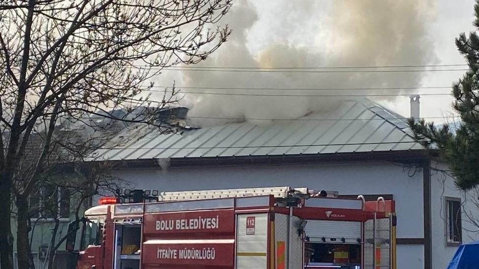 Balkona koyulan kömür kovası 3 evi yaktı