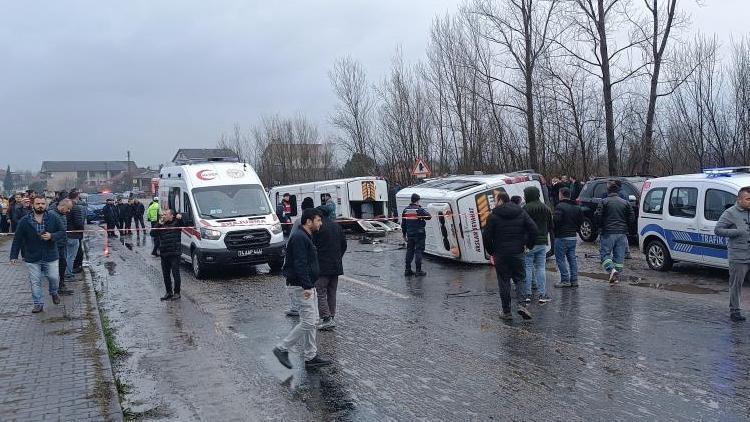 Bartın'da iki servis aracı çarpıştı: 1 can kaybı, 15 yaralı