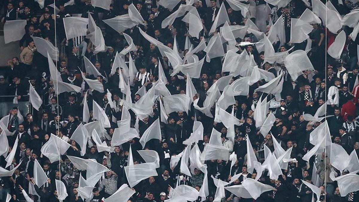 Beşiktaş taraftarından takıma çağrı! Alkışlarla gönderdiler...