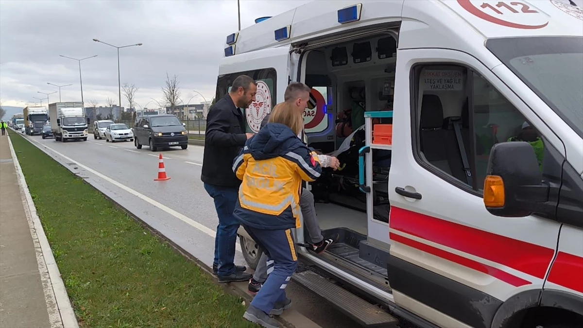 Beton mikseri otomobile çarptı, 2 kişi yaralandı