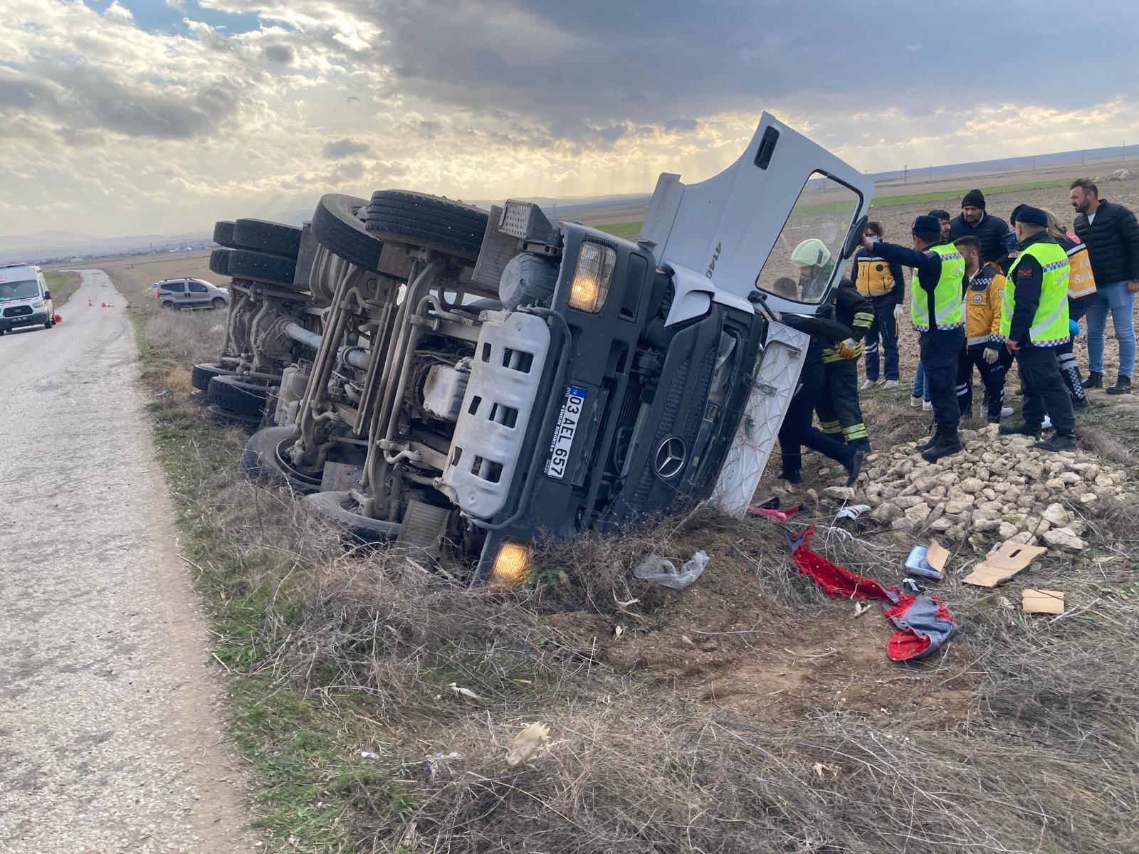 Beton mikseri şarampole devrildi: Sürücü hayatını kaybetti