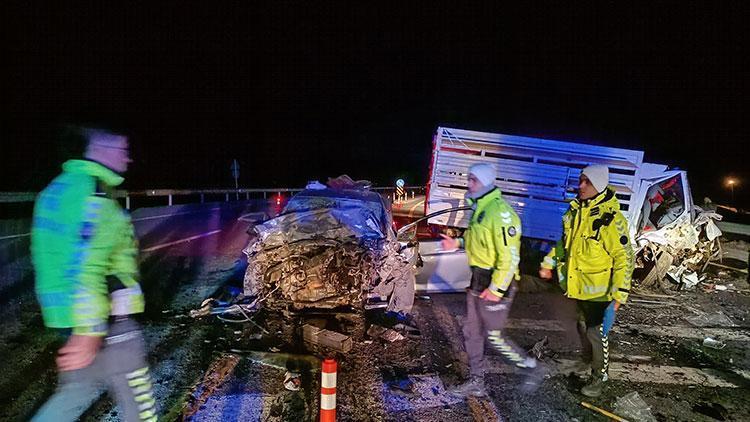 Bingöl'de otomobil ile kamyonet çarpıştı: 2 ölü, 5 yaralı