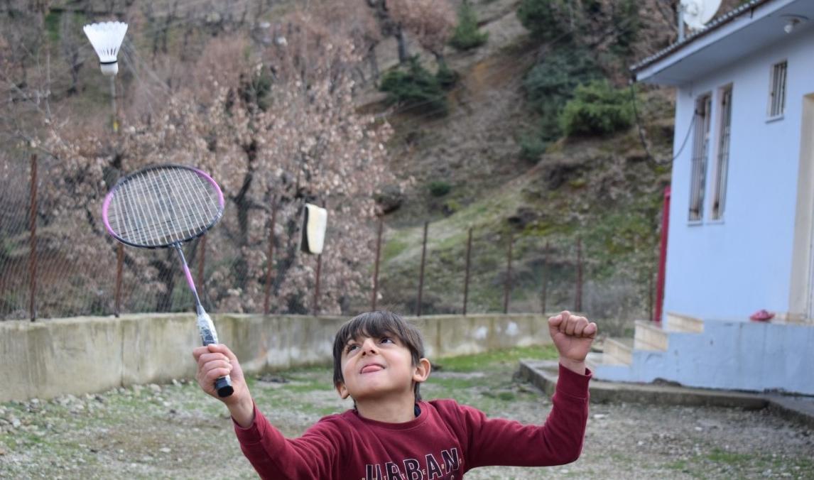 Bir derslikli okulun tek öğrencisi var! Teneffüslerde öğretmeni ile badminton, satranç, futbol oynuyor