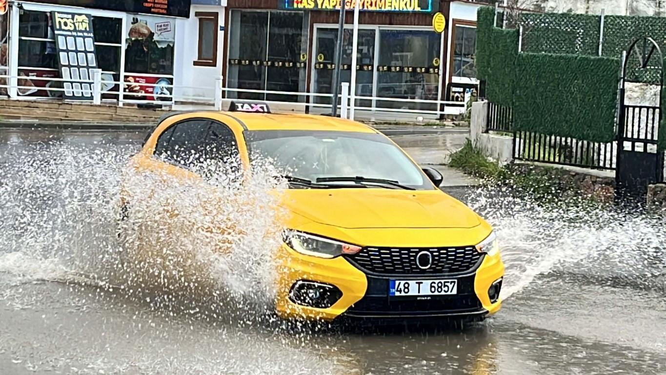 Bodrum'da şiddetli yağış! Cadde ve sokaklar göle döndü