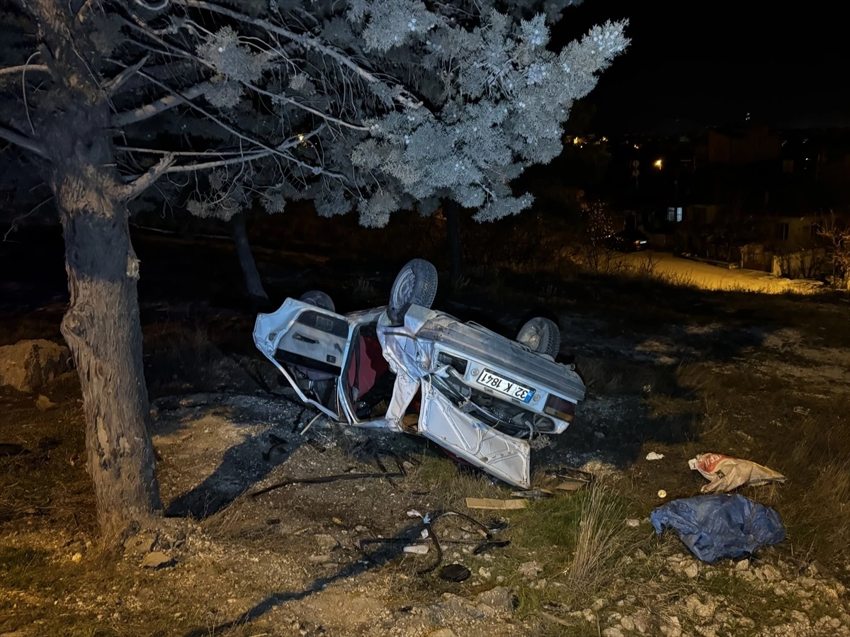 Burdur'da Otomobil Şarampole Devrildi, 3 Kişi Yaralandı