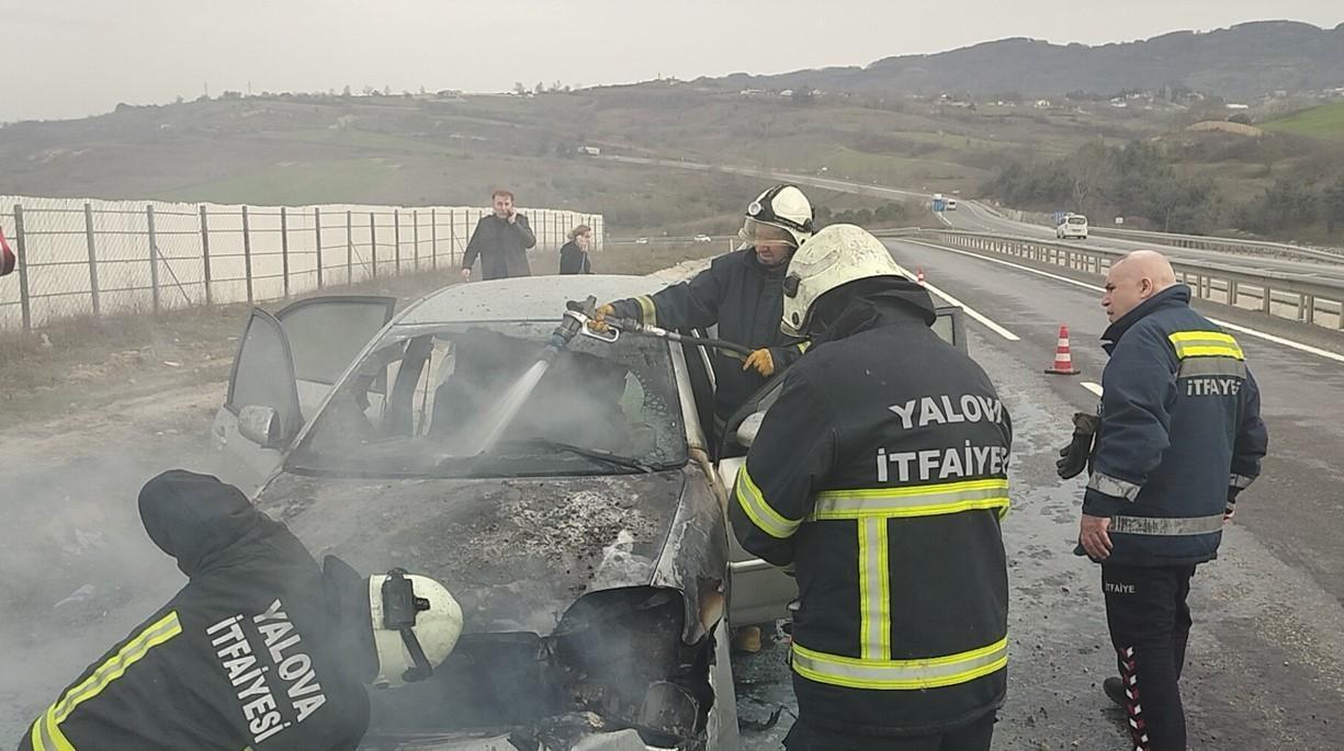 Bursa'da motor kısmından dumanlar yükselen otomobil yandı