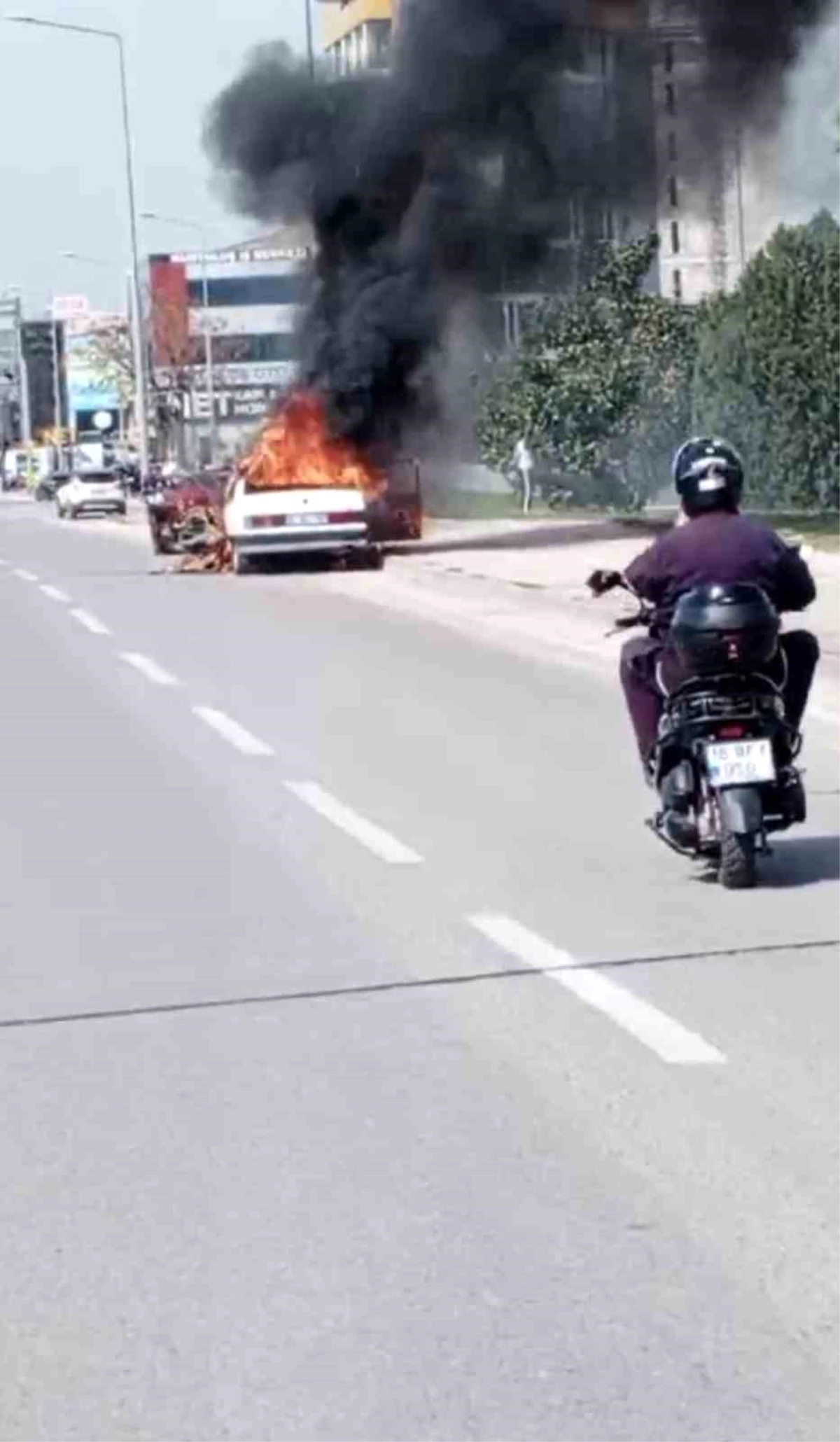 Bursa'da Otomobil Alev Alev Yandı