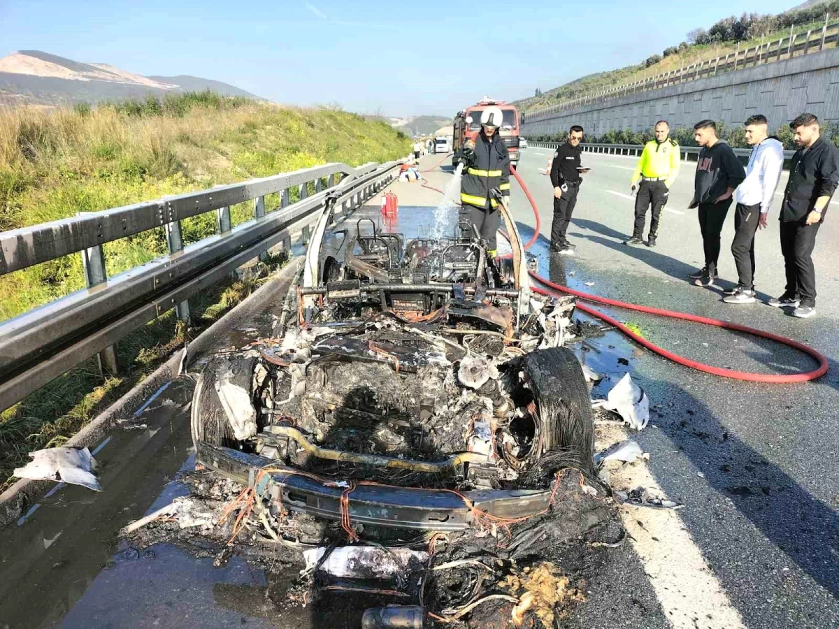 Bursa'da seyir halindeki lüks otomobil alev alev yandı