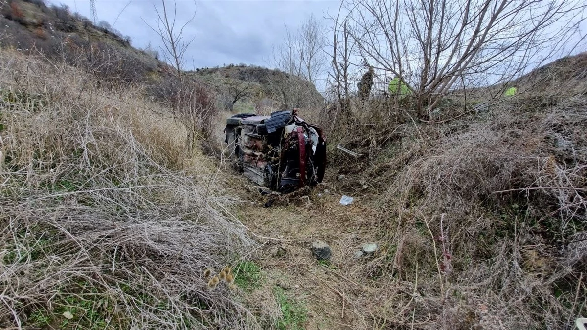 Çorum'da şarampole devrilen otomobildeki 4 kişi yaralandı