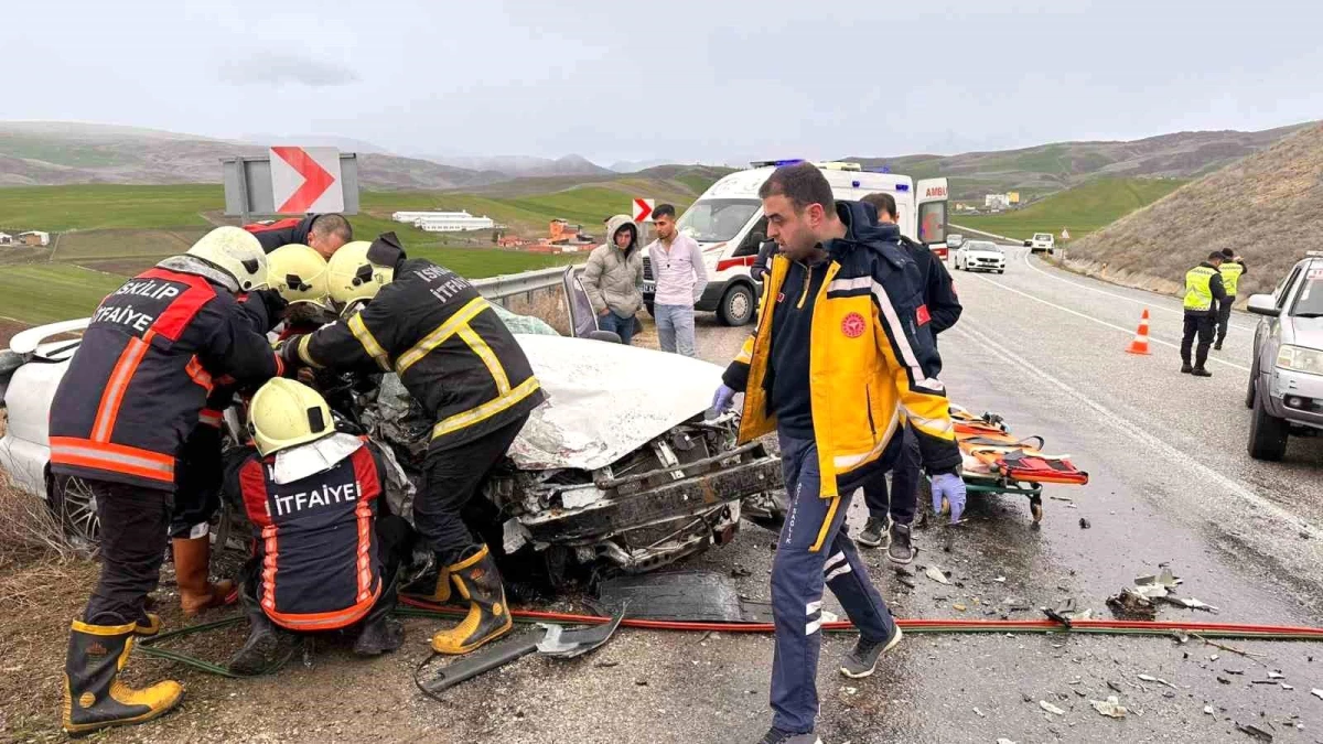 Çorum'un İskilip ilçesinde otomobil ile tır çarpıştı: 3 yaralı