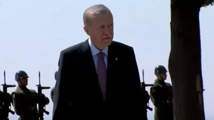 Cumhurbaşkanı Erdoğan, Çanakkale Şehitleri Abidesi'ni ziyaret etti