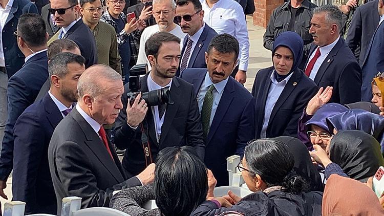 Cumhurbaşkanı Erdoğan cuma namazını Antalya'da kıldı: Çocuklara harçlık verip oyuncak dağıttı