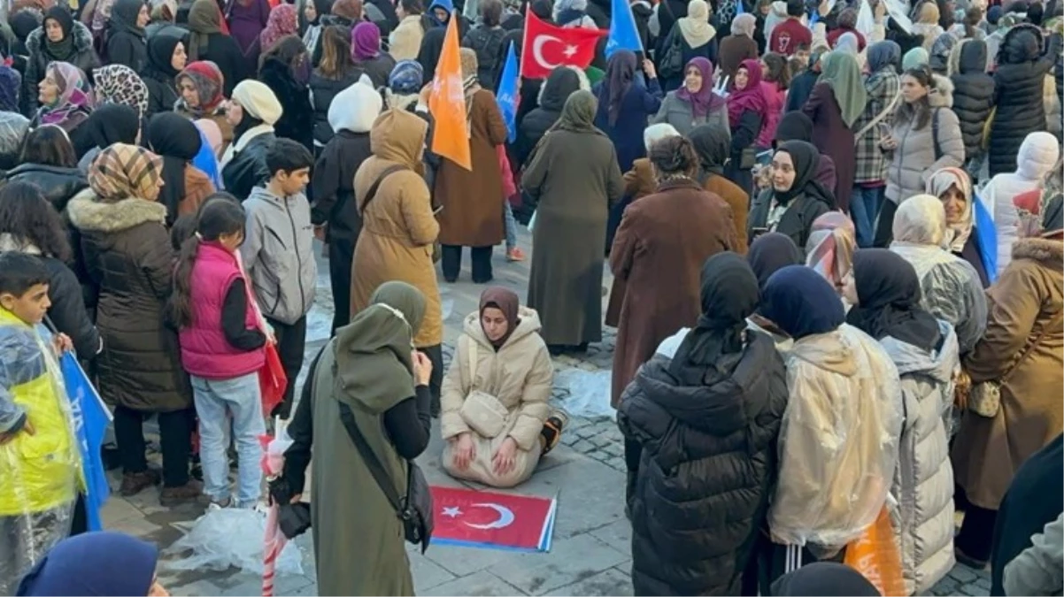 Cumhurbaşkanı Erdoğan konuşurken Türk bayrağını seccade yapıp miting alanında namaz kıldı