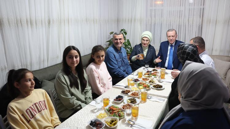 Cumhurbaşkanı Erdoğan ve eşi Emine Erdoğan, iftarda Taş ailesinin misafiri oldu