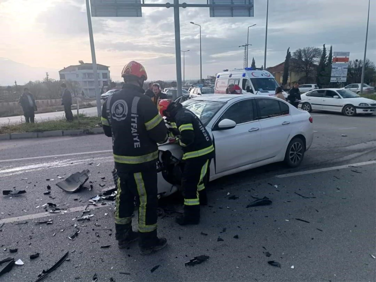 Denizli'de Otomobil Kazası: 3 Kişi Yaralandı