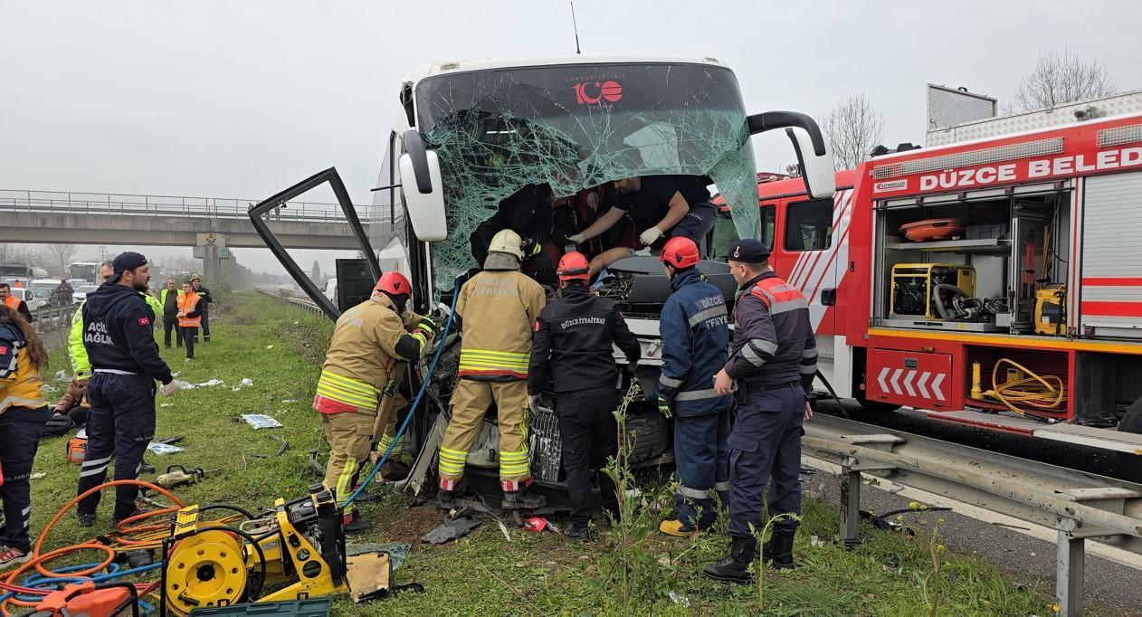 Düzce'de yolcu otobüsü kaza yaptı 17 kişi yaralandı