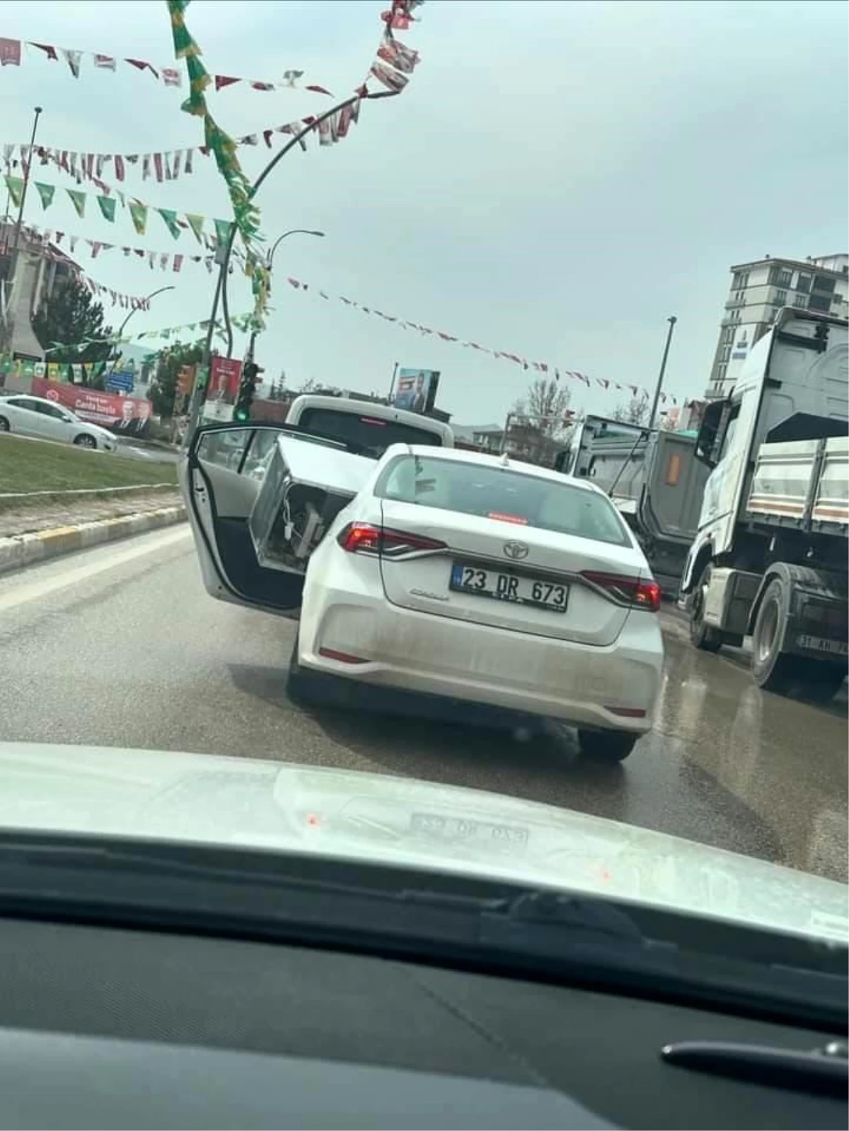 Elazığ'da Buzdolabı Otomobilin Arka Koltuğunda Taşındı