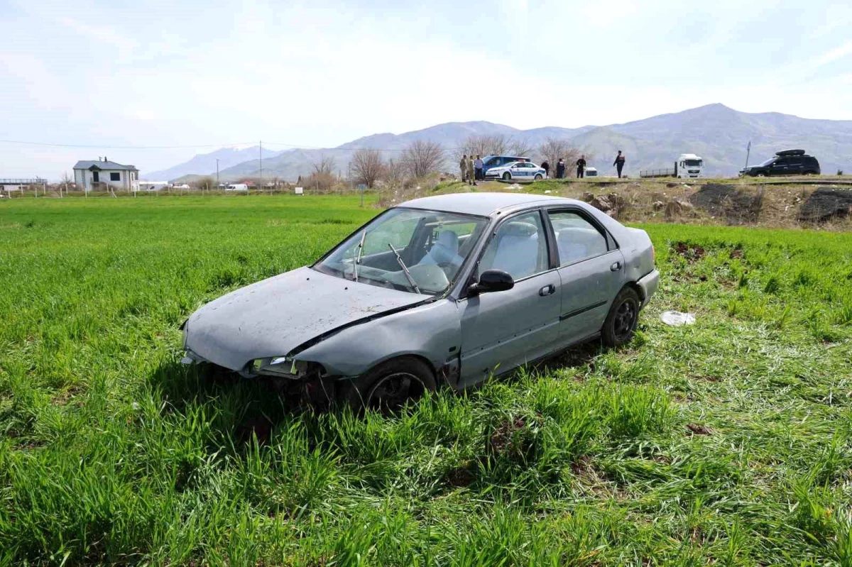 Elazığ'da Kontrolden Çıkan Otomobil Tarlaya Uçtu: 3 Yaralı