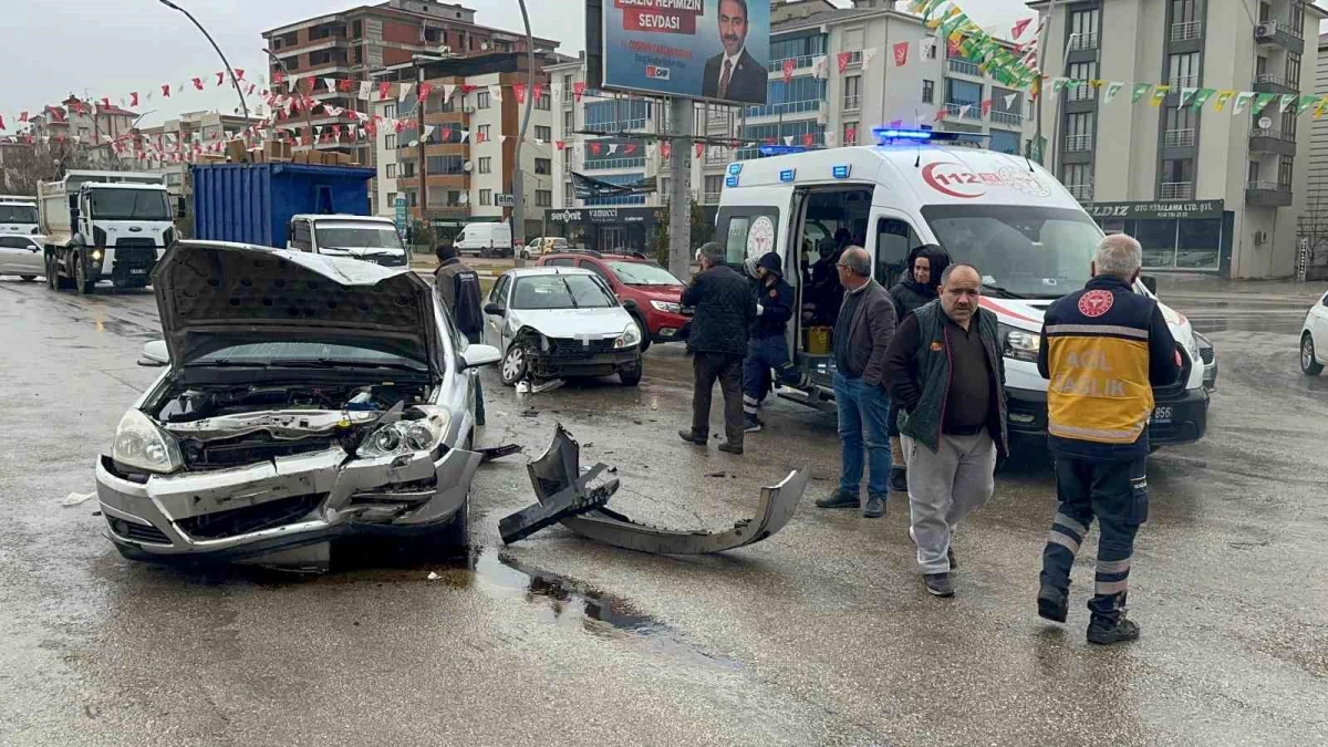 Elazığ'da Otomobil Çarpışması Sonucu 2 Kişi Yaralandı