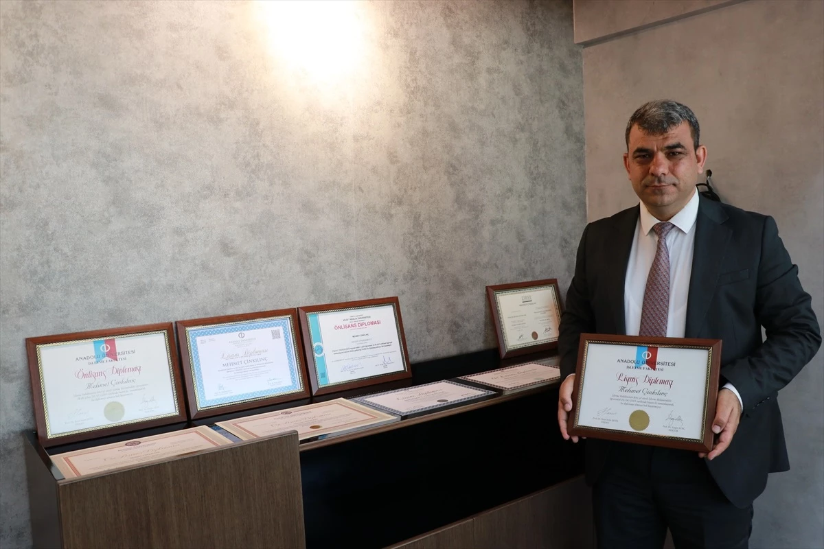 Emekli Polis Memuru 9 Üniversite Diploması Aldı, Rekor Kırmak İstiyor