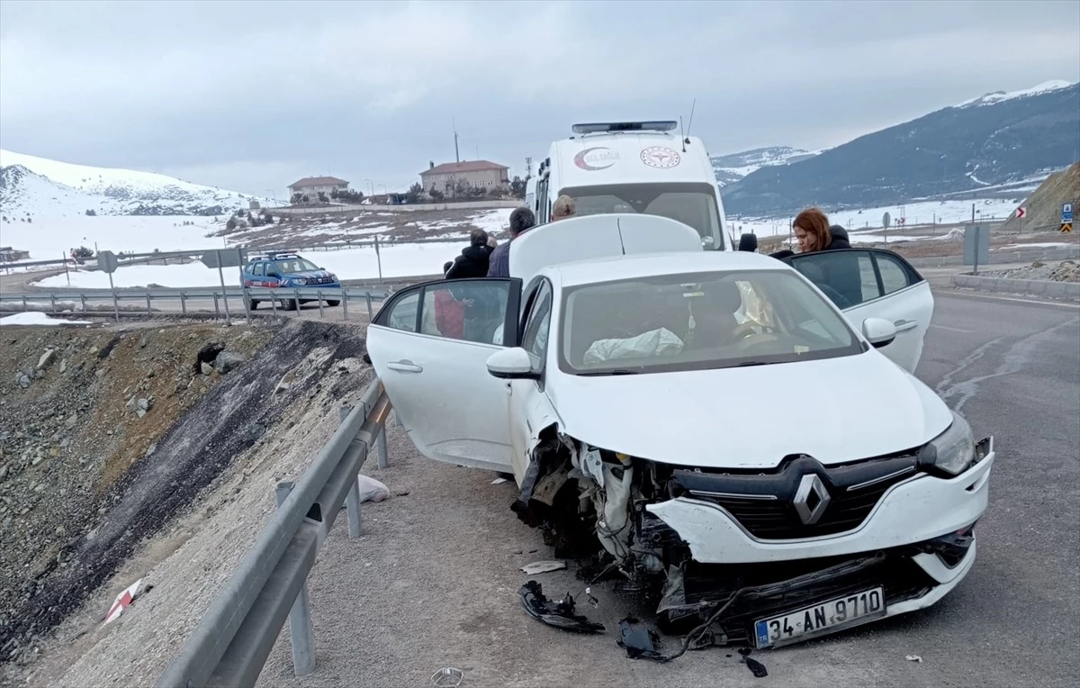 Erzincan'da bariyerlere çarpan otomobildeki 2'si çocuk 6 kişi yaralandı