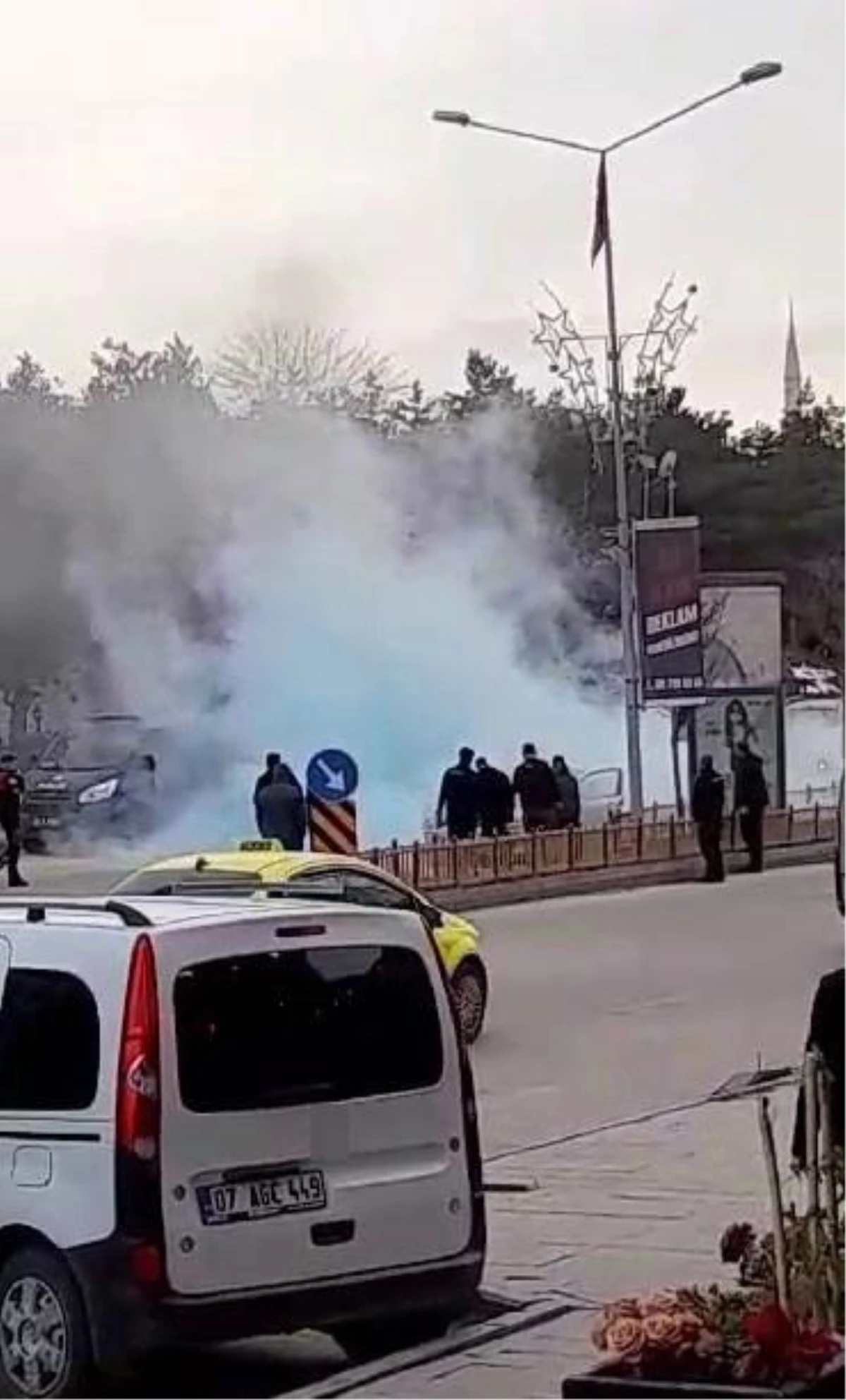 Erzurum'da iftar saatinde trafikte seyir halindeyken yanan otomobil korku dolu dakikalar yaşattı