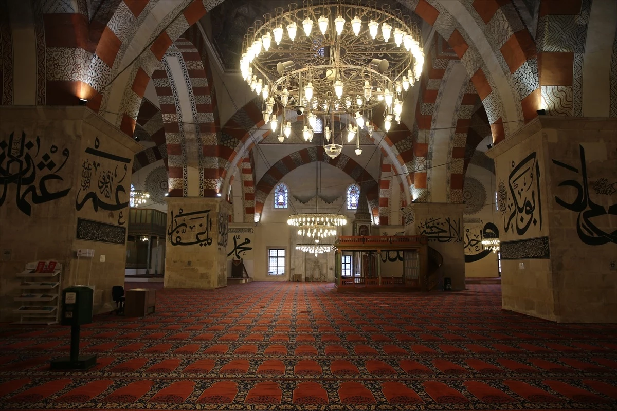 Eski Cami'nin Hat Yazılarıyla İhtişamı