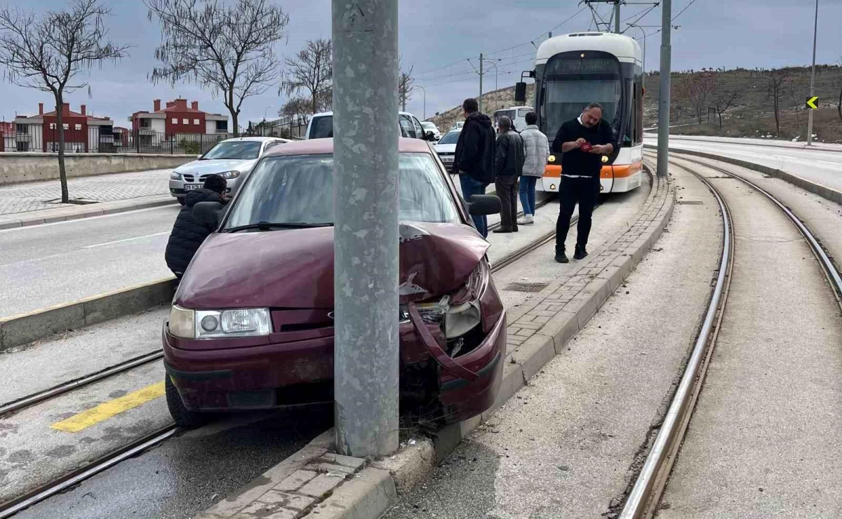 Eskişehir'de Otomobil Tramvay Yoluna Girerek Kataner Direğine Çarptı