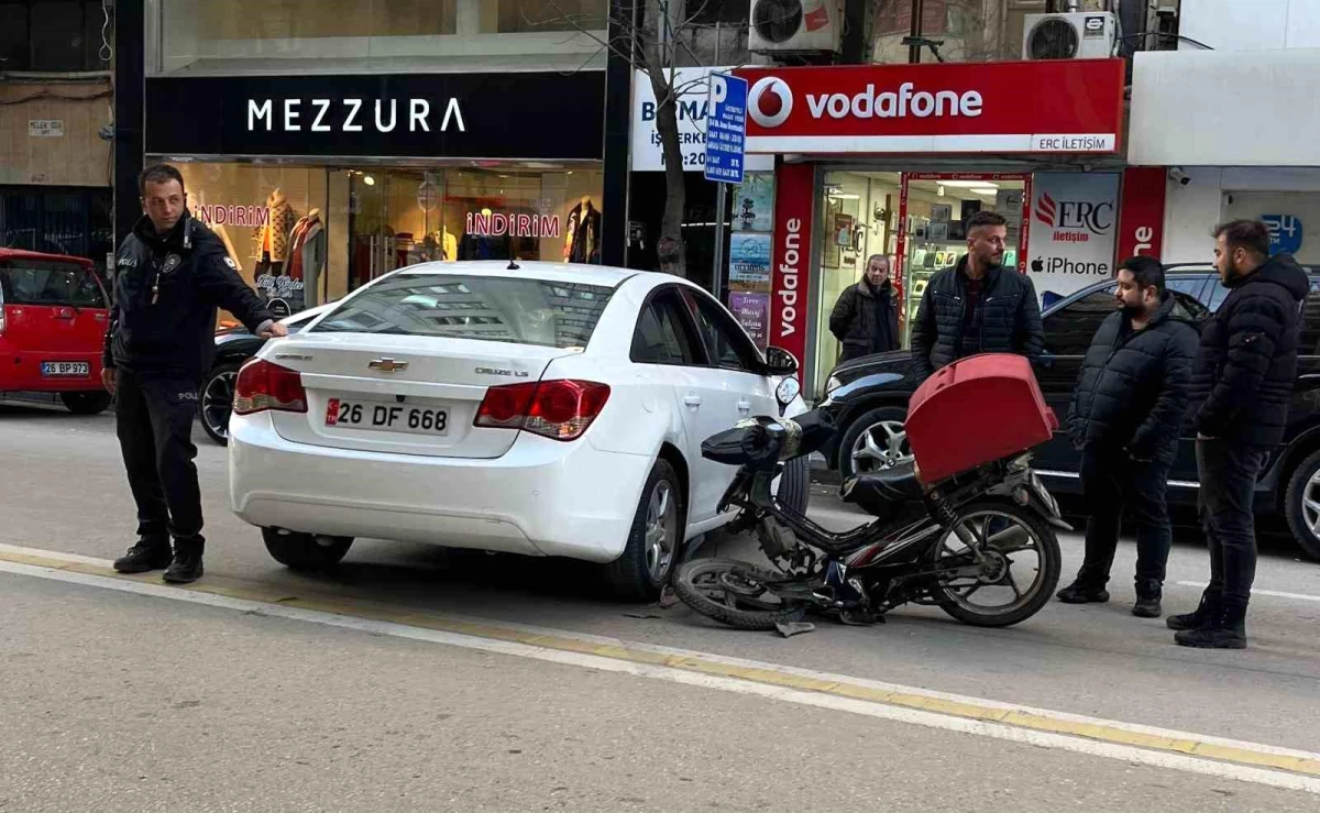 Eskişehir'de otomobile çarpan motosiklet ortadan 2'ye bölündü, 1 kişi yaralandı