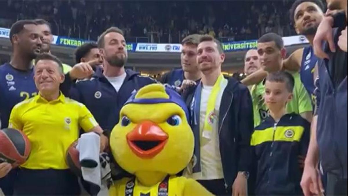 Fenerbahçe Beko'nun galibiyet coşkusuna Mert Hakan Yandaş da eşlik etti