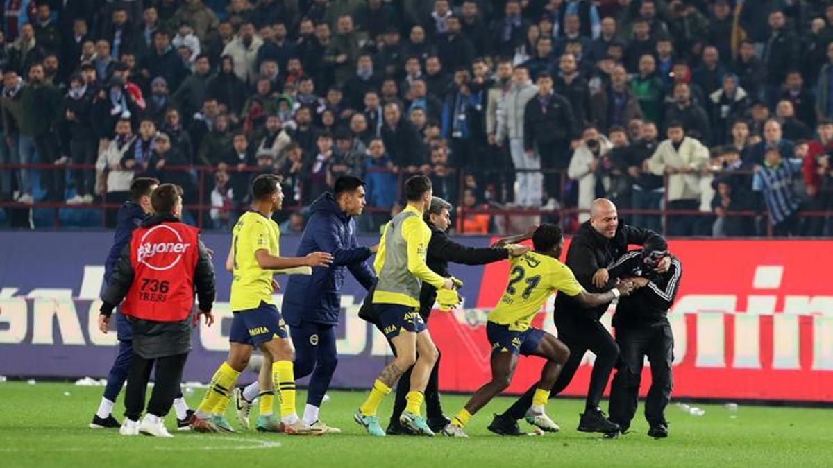 Fenerbahçe ligden çekilirse ne olur? Büyük tehlike: 'UEFA, Konferans Ligi'nden men edebilir!'