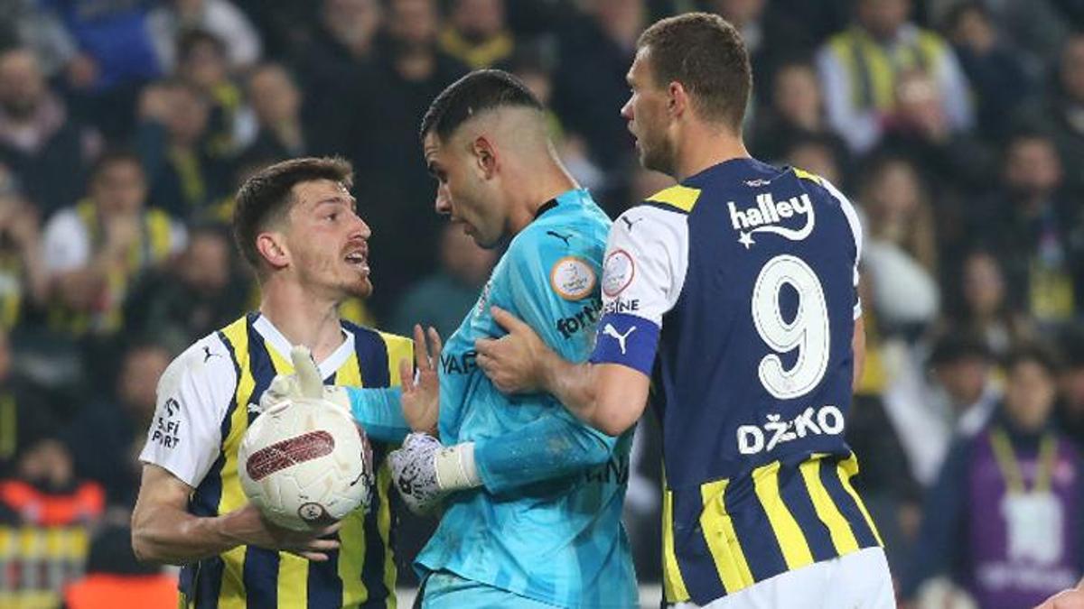 Fenerbahçe - Pendikspor maçında gergin ilk yarı! Kartalar havada uçuştu, ortalık karıştı