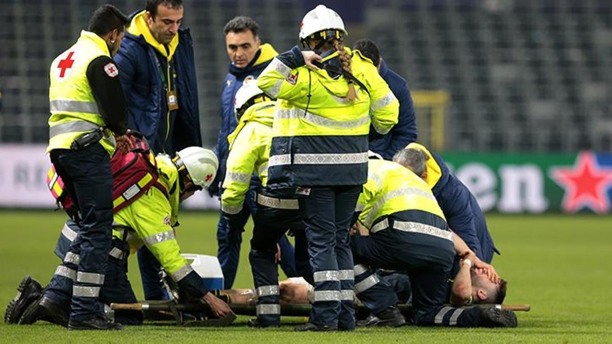 Fenerbahçe'de sakatlık! Sedye ile çıktı