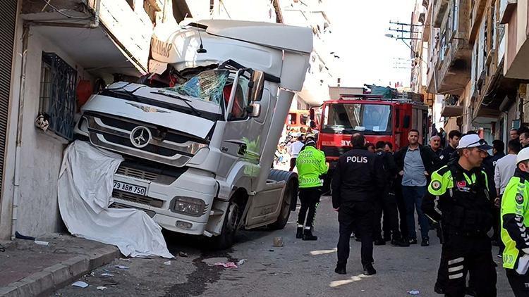 Gaziantep'te feci ölüm: Evinin önünde beklerken TIR'ın altında kaldı