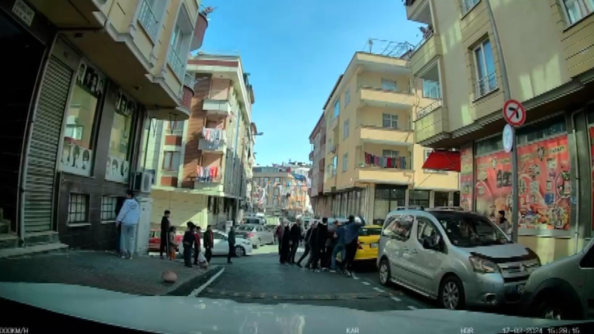 Gaziosmanpaşa’da taksinin camına yumruk atarak kırdı