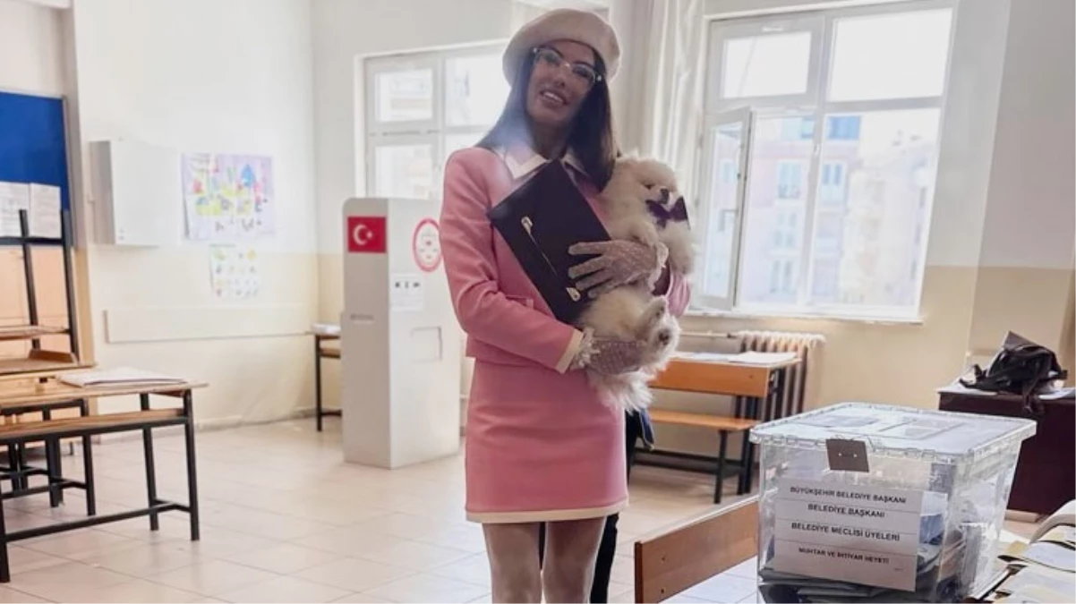 Her seçim kombini ayrı olay! Hatice bu sefer de pembe kıyafetiyle sandık başında