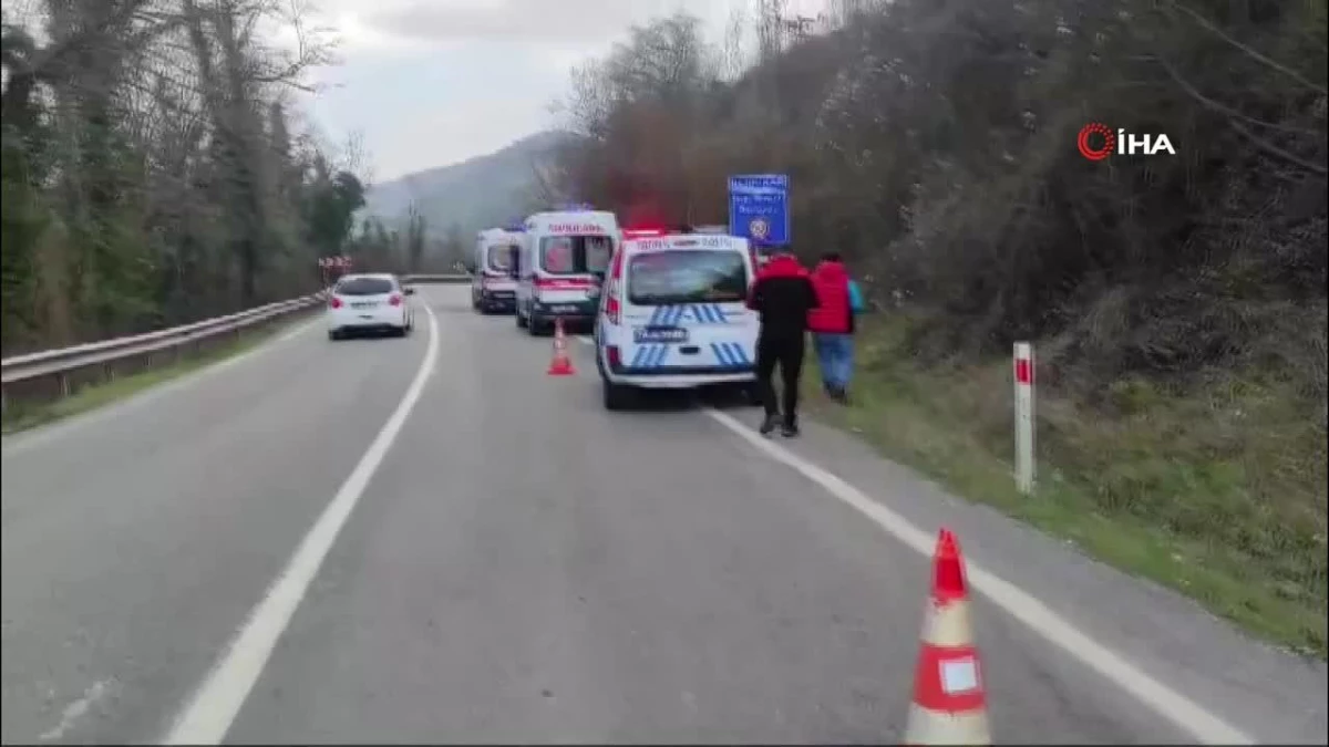 Hız yapan otomobil, hız uyarı tabelasına çarparak durabildi: 4 yaralı