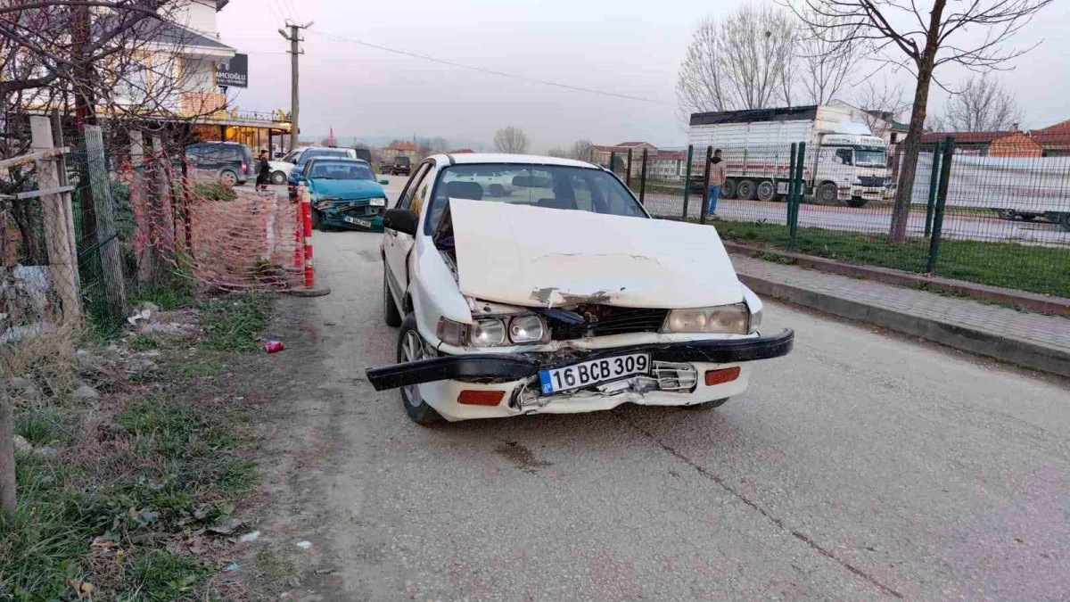 İnegöl'de kafa kafaya çarpışan otomobillerde 7 kişi yaralandı