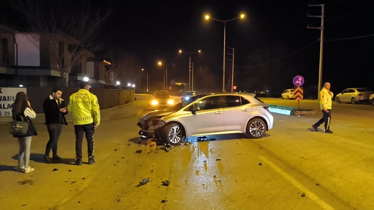 İnegöl'de Otomobil ve Motosiklet Kazası: 1 Ölü, 1 Yaralı