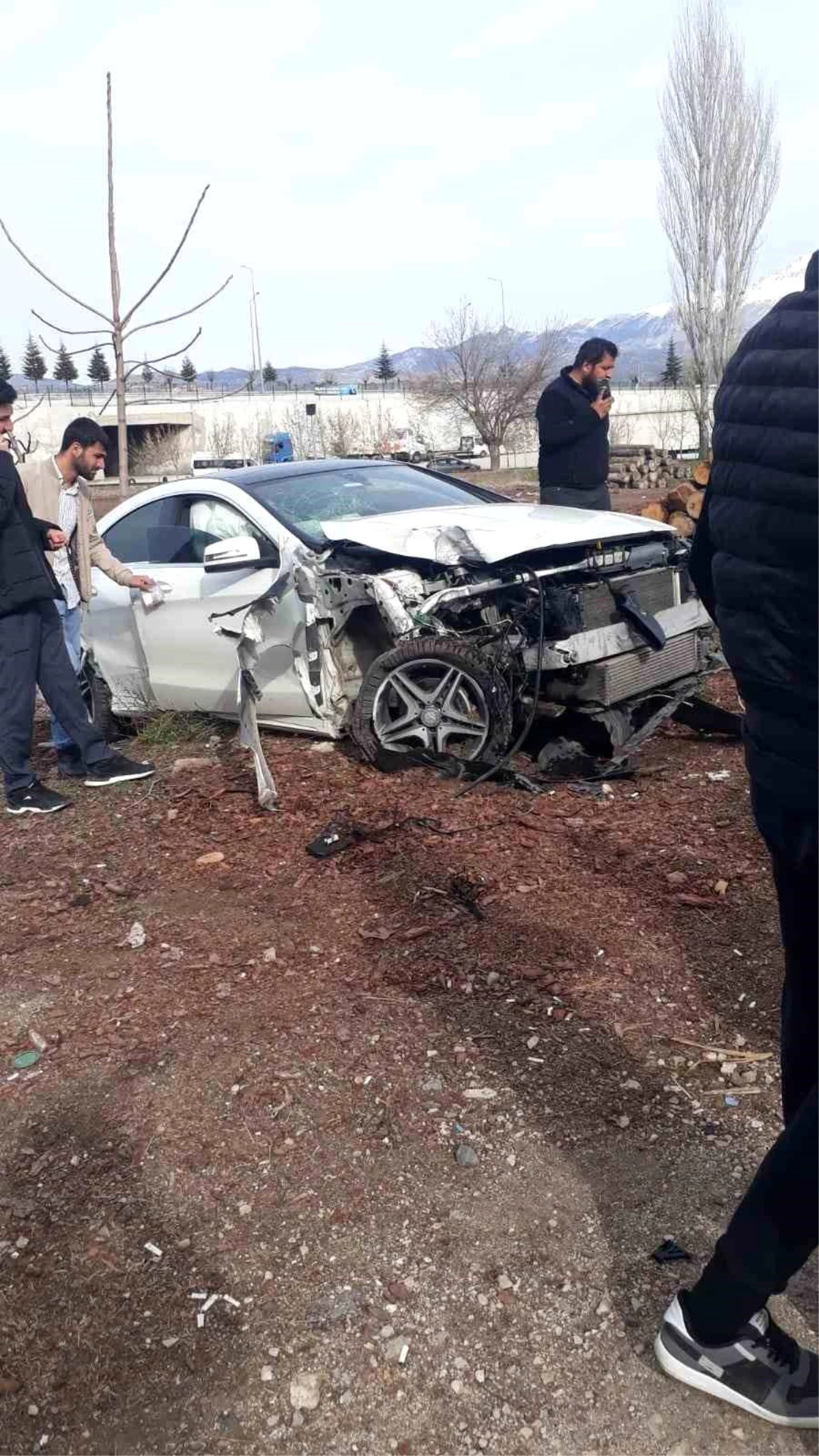 Isparta'da Lüks Araç Aydınlatma Direğine Çarptı