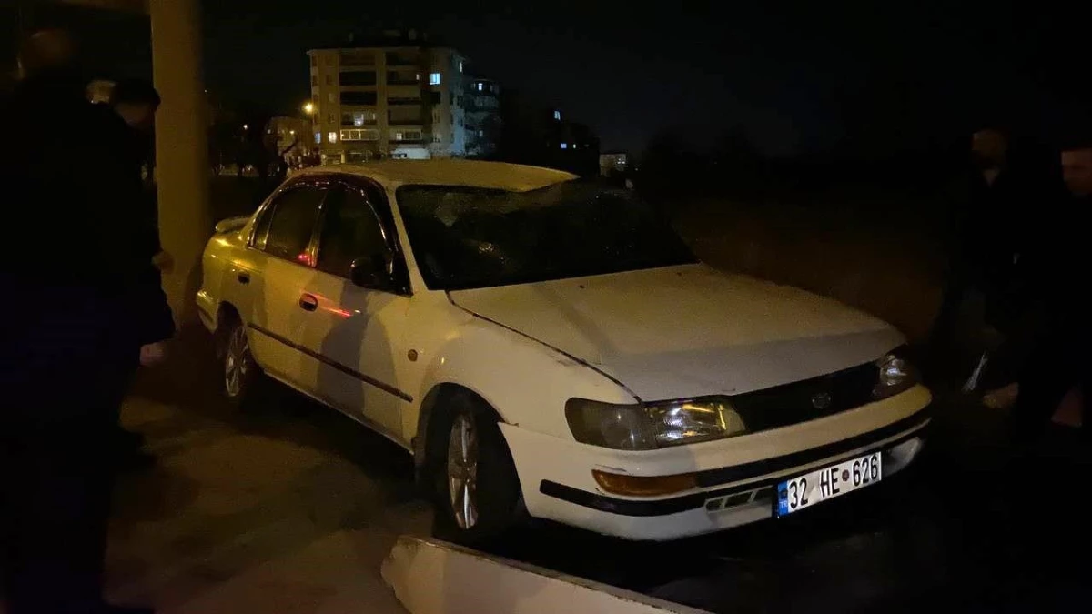 Isparta'da otomobil ile kamyonetin çarpışması sonucu 5 kişi yaralandı