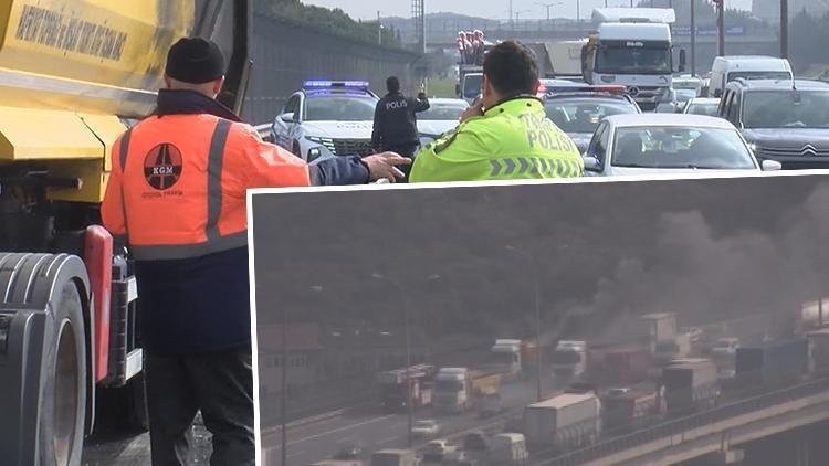 İstanbul- Başakşehir TEM Otoyolunda trafiği kilitleyen yangın