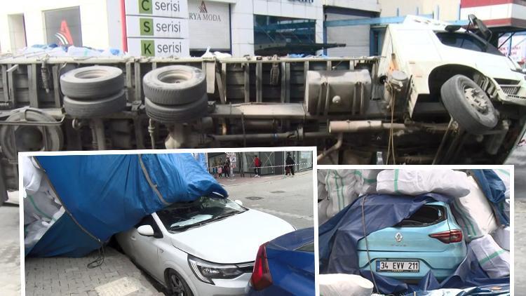 İstanbul'da virajı alamayan kamyon 2 otomobili ezdi