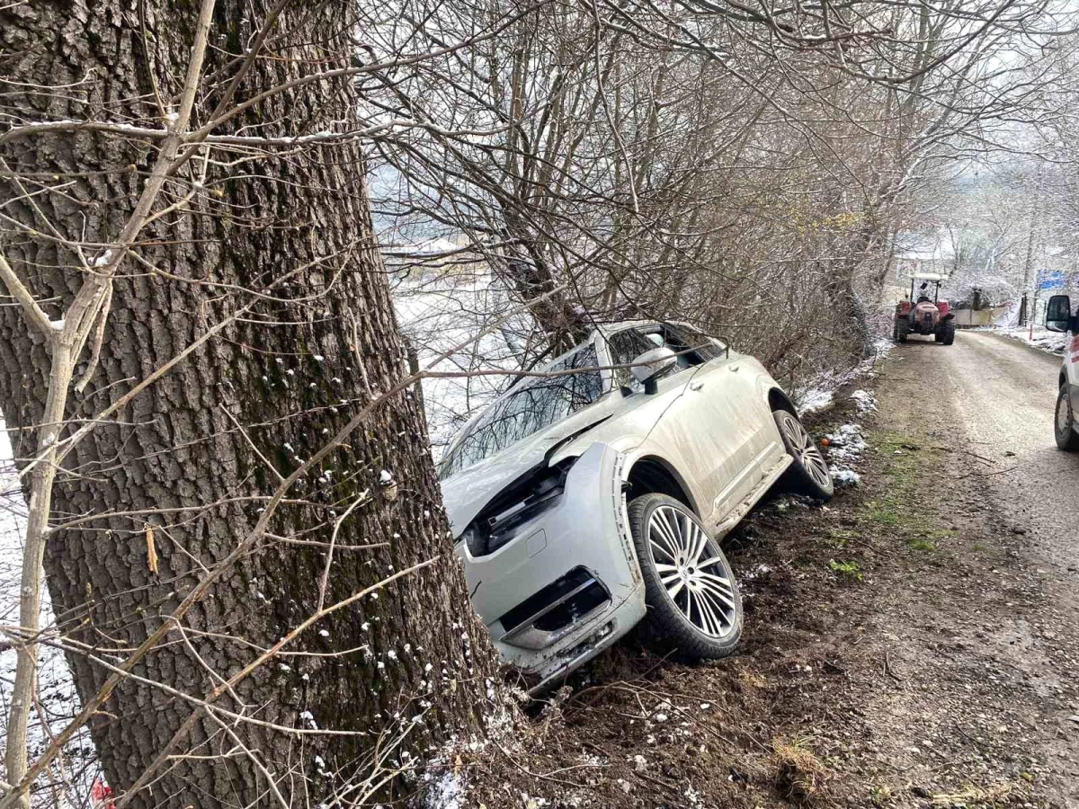 İstanbul'dan Bolu'ya giden araç ağaca çarptı: 3 yaralı