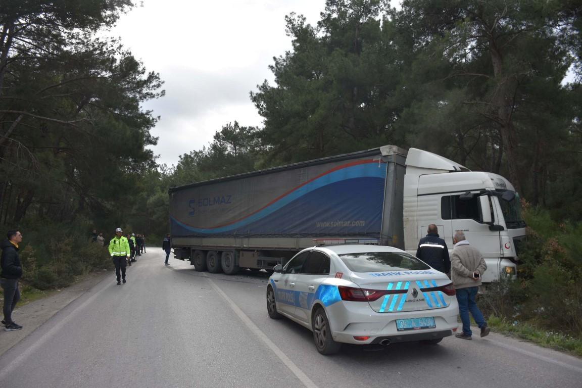 İzmir'de TIR, belediye otobüsüne çarptı; Bir can kaybı