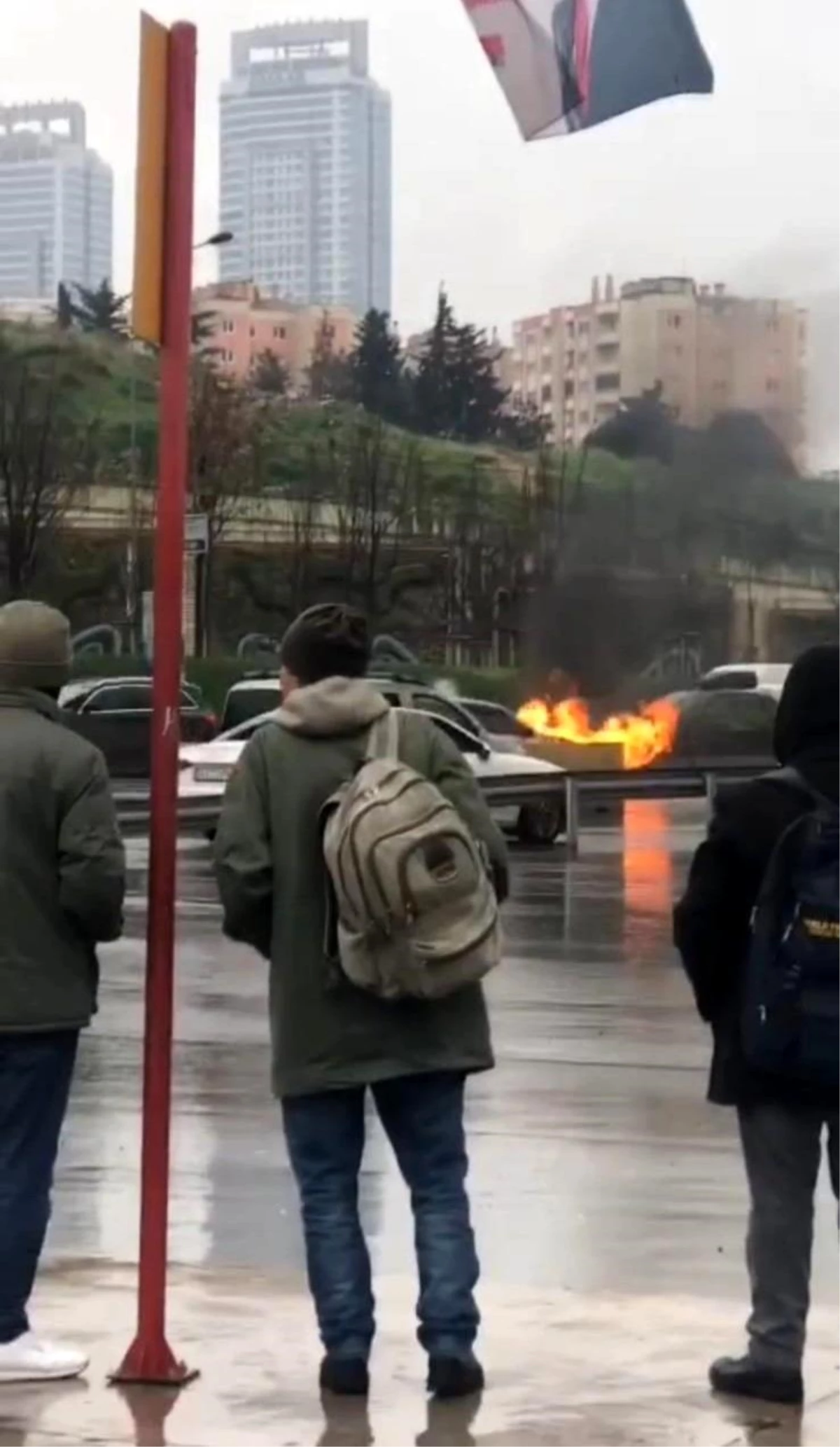 Kadıköy E5 Karayolu Üzerinde Otomobil Yangını