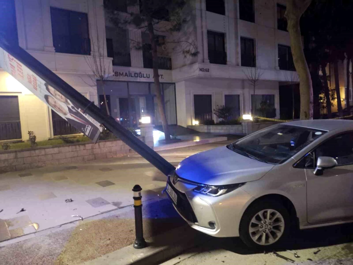 Kadıköy'de Trafik Kazası: 2 Kişi Yaralandı