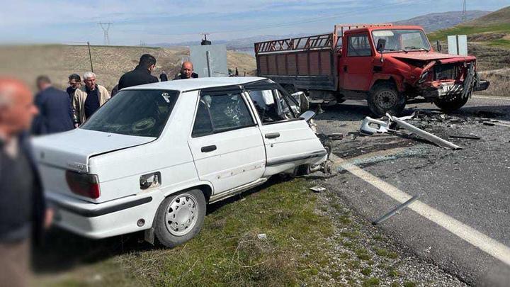 Kamyonet ile otomobil kafa kafaya çarpıştı! Otomobil sürücüsü hayatını kaybetti