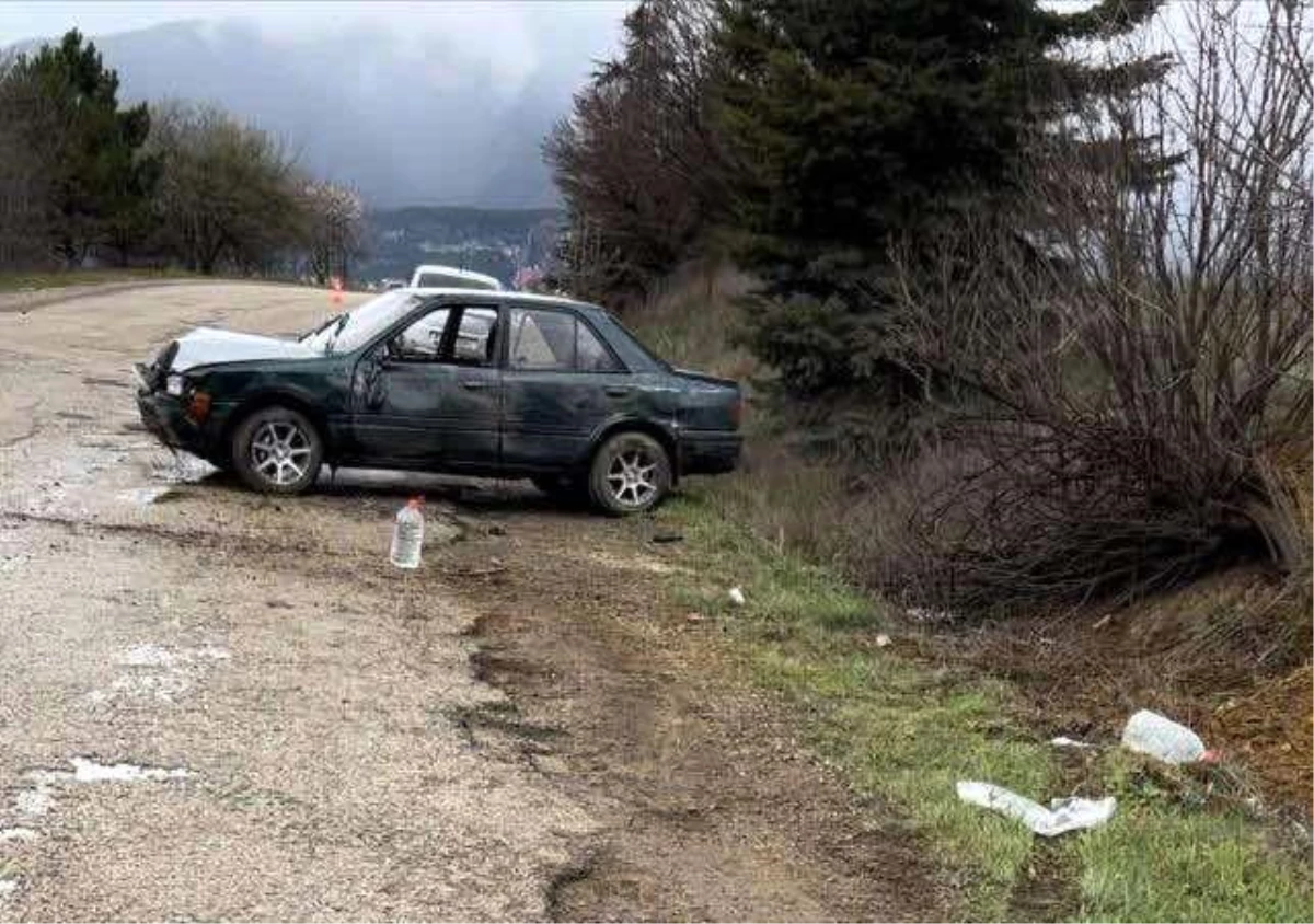 Karabük'te Otomobilin Ağaca Çarpması Sonucu 3 Kişi Yaralandı