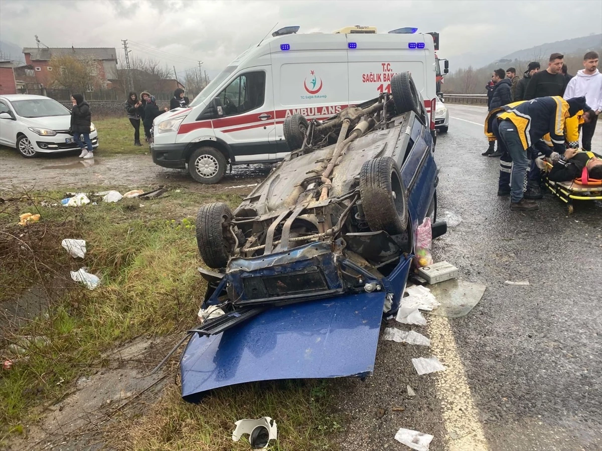 Karabük'ün Yenice ilçesinde otomobil devrildi, 2 kişi yaralandı